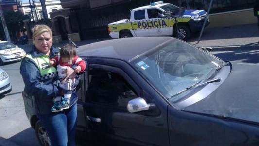 Dejó a su bebé de 11 meses encerrado en el auto para ir a hacer un trámite