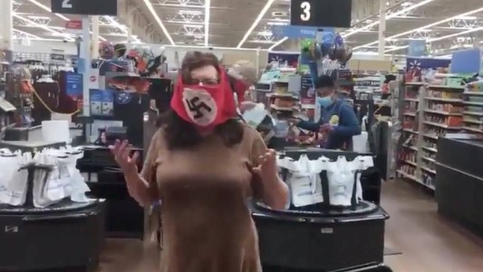 Video: el momento en que una mujer ingresa a un supermercado con un tapabocas nazi