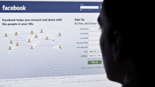 Se hizo pasar por su hija de 9 años y atrapó al pedófilo que la acosaba