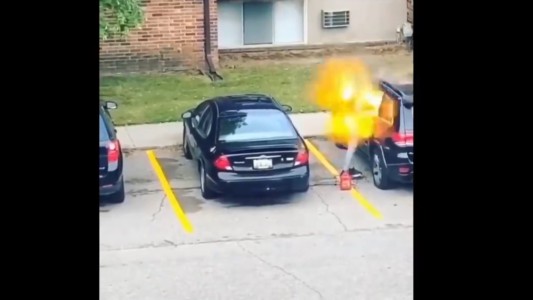 Una mujer casi muere al incendiar un auto