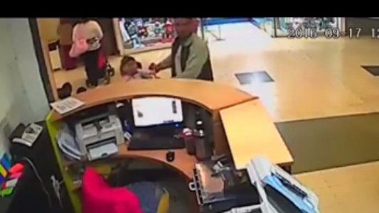 Video: lo grabaron cuando robaba con su hija en un carrito