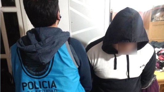 Detienen a vigilador por vaciar cuentas mientras ayudaba a operar en cajeros