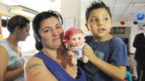 Fundación Juegaterapia regala muñecos con pañuelos en la cabeza a niños con cáncer del Garrahan