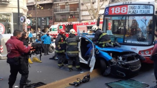 Impactante choque entre un colectivo y un patrullero en Palermo