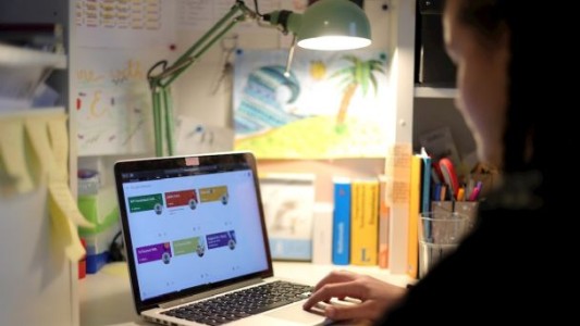 Lanzan una línea de créditos blandos para que los docentes compren computadoras