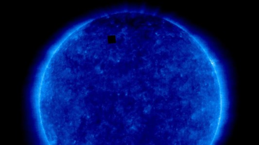 Revelan el origen de un extraño cubo negro en una imagen del sol