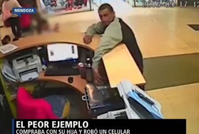 El peor ejemplo: compraba con su hija y robó un celular