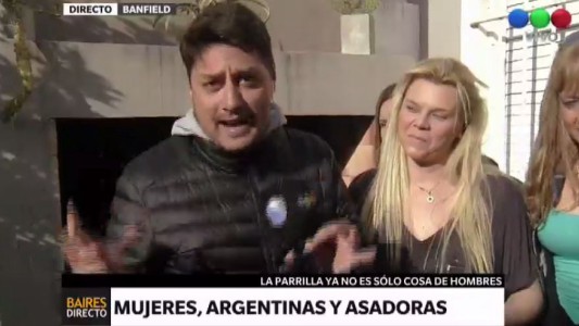 Mujeres asadoras enseñan a usar la parrilla