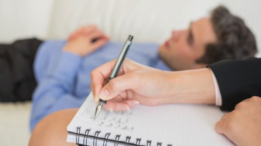 Insólito: un psicólogo tendrá que indemnizar a un paciente porque hizo pelear a su familia