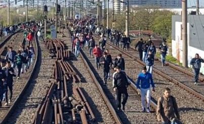 Tren Roca: los pasajeros caminan por las vías porque no funciona