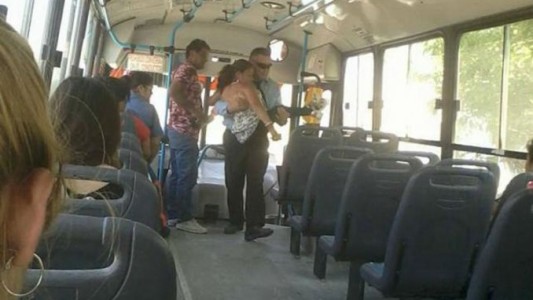 Chofer cargó en sus brazos a una pasajera con discapacidad porque el colectivo no tiene rampas