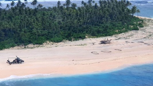 Fotos: quedaron varados en una isla deshabitada, escribieron SOS en la arena y los rescataron