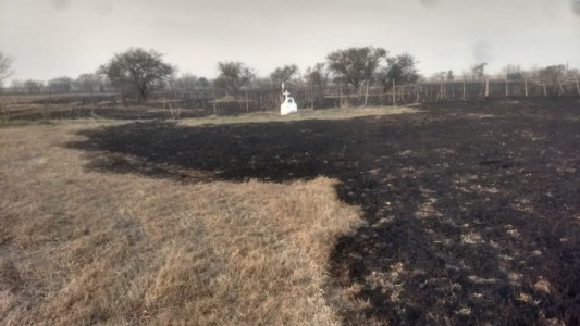 Santa Fe: un campo se quemó por completo y lo único que se salvó fue un pequeño altar