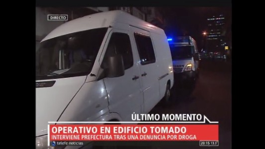 Prefectura allana edificio tomado en el centro porteño, denuncian tráfico de drogas