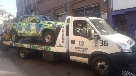 Grúa remolcó una camioneta municipal mal estacionada que se usaba en un operativo por el coronavirus