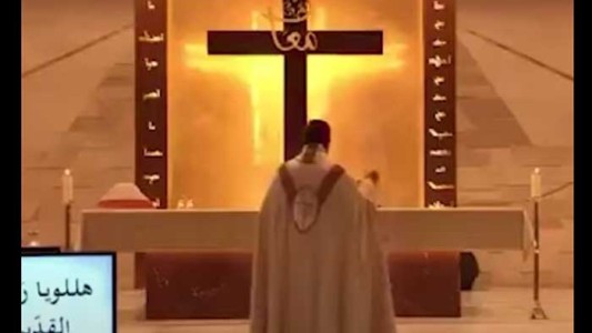 Video: el momento en que un cura daba misa en Beirut y lo sorprende las explosiones