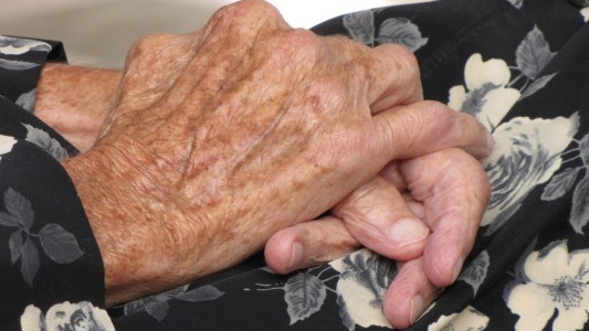 Procesan a un hombre que dejó a su madre y a su esposa en situación de abandono, inanición y suciedad