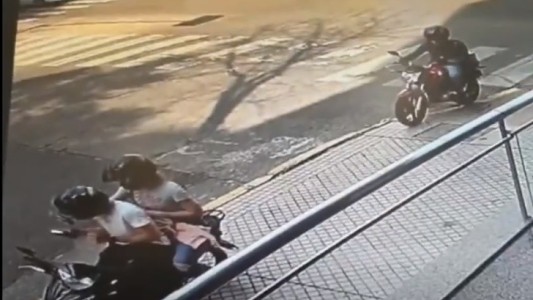 Video: motochorro esperó tres minutos para robarle a una pareja en moto