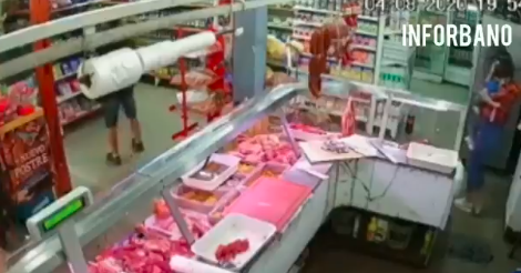 Video: apuntan con un arma una mujer con su hijo en brazos y roban en un supermercado de Merlo