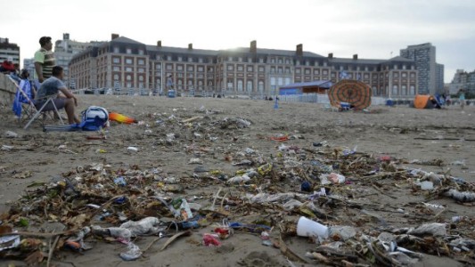 Mar del Plata: el intendente quiere meter presos a quienes arrojen basura en la vía pública