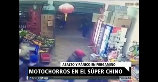 Motochorros en el súper chino