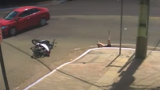 Video: chocó a una motociclista y la dejó adentro de la boca de tormenta