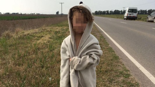 Un hombre casi atropella a una nenita de 4 años que caminaba sola por la ruta en Córdoba