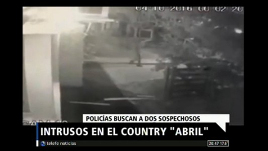 Intrusos en el country "Abril"