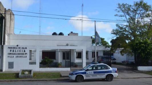 Se le escapó un tiro a un subcomisario e hirió a un policía frente a una comisaria