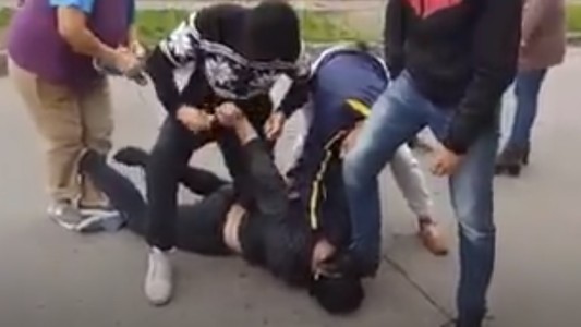 Berazategui: vecinos detuvieron a un ladrón, lo golpearon y lo entregaron a la Policía