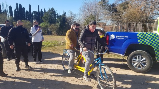 Internos de la cárcel de San Nicolás fabricaron y donaron una bicicleta doble comando a un ciego