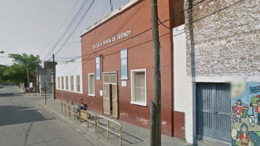 Dos delincuentes se accidentaron mientras huían y pidieron ayuda en una escuela