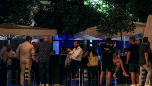 Alarma por las "fiestas covid": infectados "descerebrados" que tosen sobre los vasos