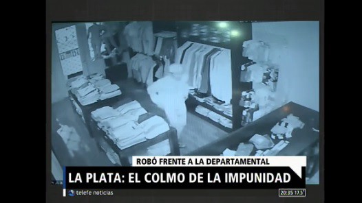Robó muy tranquilo, se fue y quedó registrado... frente a la Departamental de La Plata