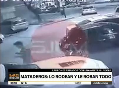 Mataderos: lo rodean y le roban todo