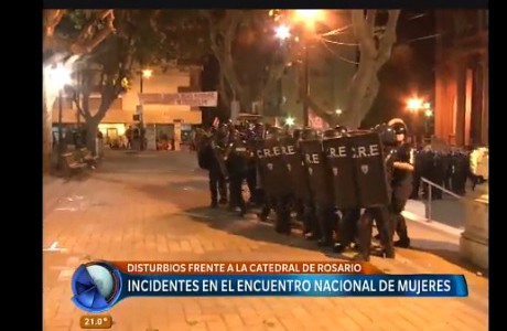 Represión en la marcha de mujeres: gobierno de Santa Fe consideró "correcto y profesional" el accionar policial