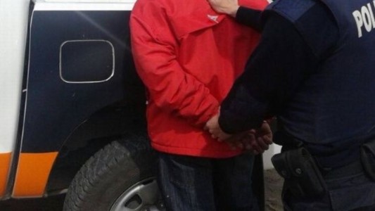 Baleó a un adolescente que orinaba en un árbol porque pensó que iba a robarle