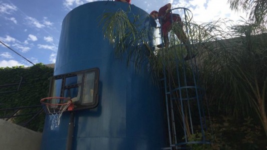 Al huir de la Policía, pisó a su cómplice en un tanque y lo ahogó