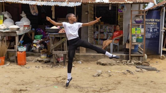 El nene nigeriano que bailaba bajo la lluvia, consiguió una beca para estudiar en Nueva York