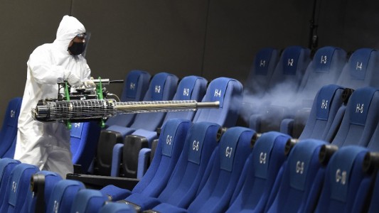 Entradas a 15 centavos: cadena de cines reabre con "precios de 1920"