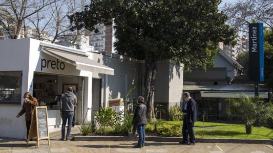 Consumo en sillas al aire libre, sin alcohol: el "take away plus" que habilitaron en San Isidro