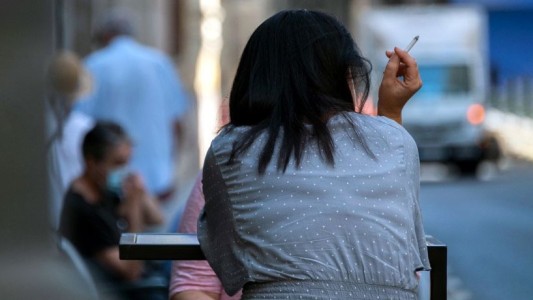 España registró 2.987 nuevos casos de COVID-19: el Gobierno prohibió fumar en la calle y estableció el cierre de boliches y bares