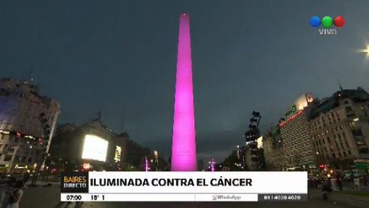 Edificios y monumentos iluminados de color rosa en la noche de Buenos Aires