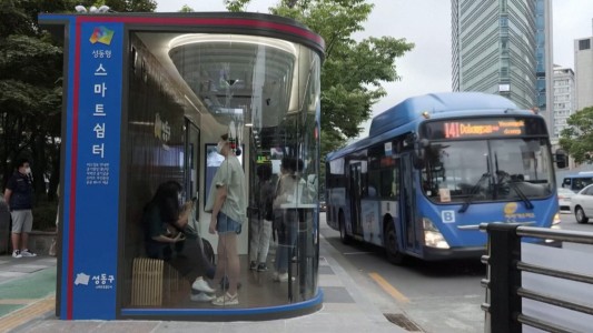 La parada de colectivos tecno anti Coronavirus