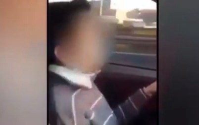 Furia en las redes por el padre que le enseña a manejar a un nene de 12 años en la autopista
