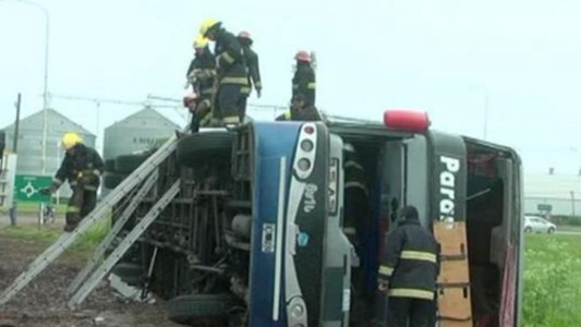 Volcó un micro que volvía de un recital de La Renga: al menos 40 heridos