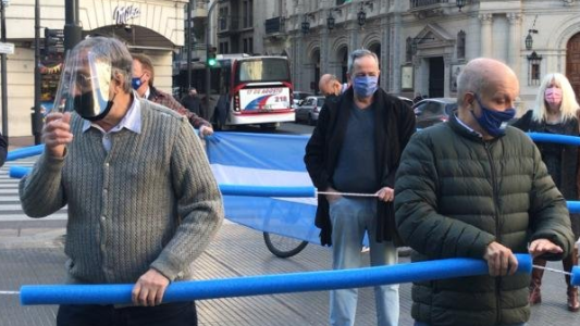 Video: Brandoni y Lombardi marcharon con distancia social