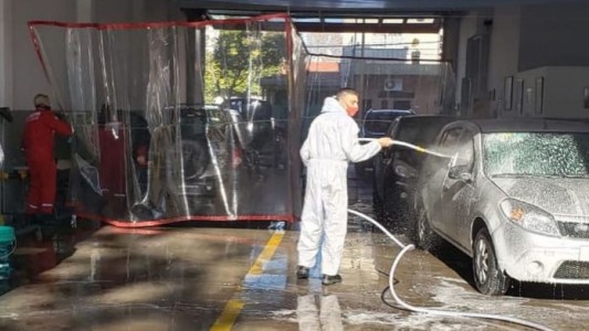 Héroes en problemas: los bomberos que se dedican a lavar autos