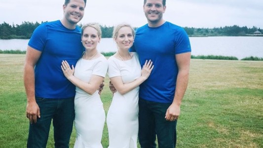 Están embarazadas las gemelas idénticas que se casaron con gemelos idénticos