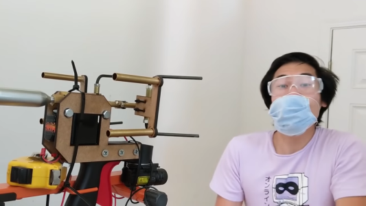 Creó la pistola de barbijos para concientizar a quienes no quieren usarlo